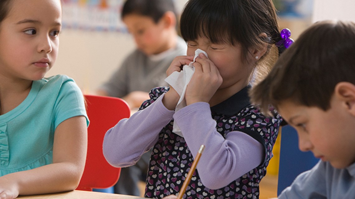 gadis kecil dengan hidung meler