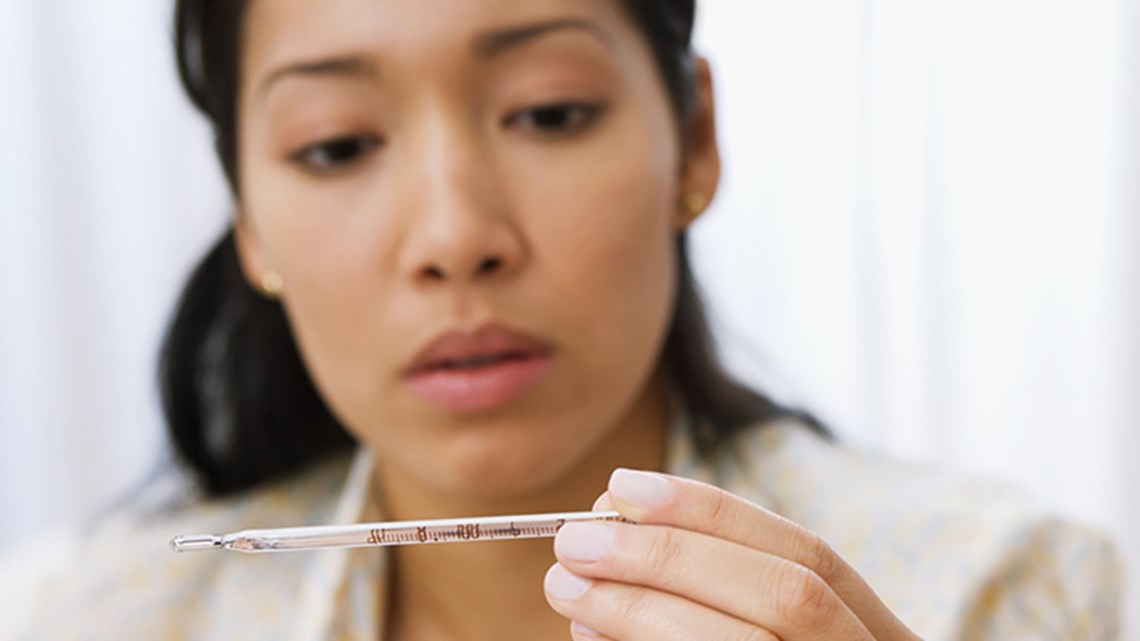 wanita dengan termometer