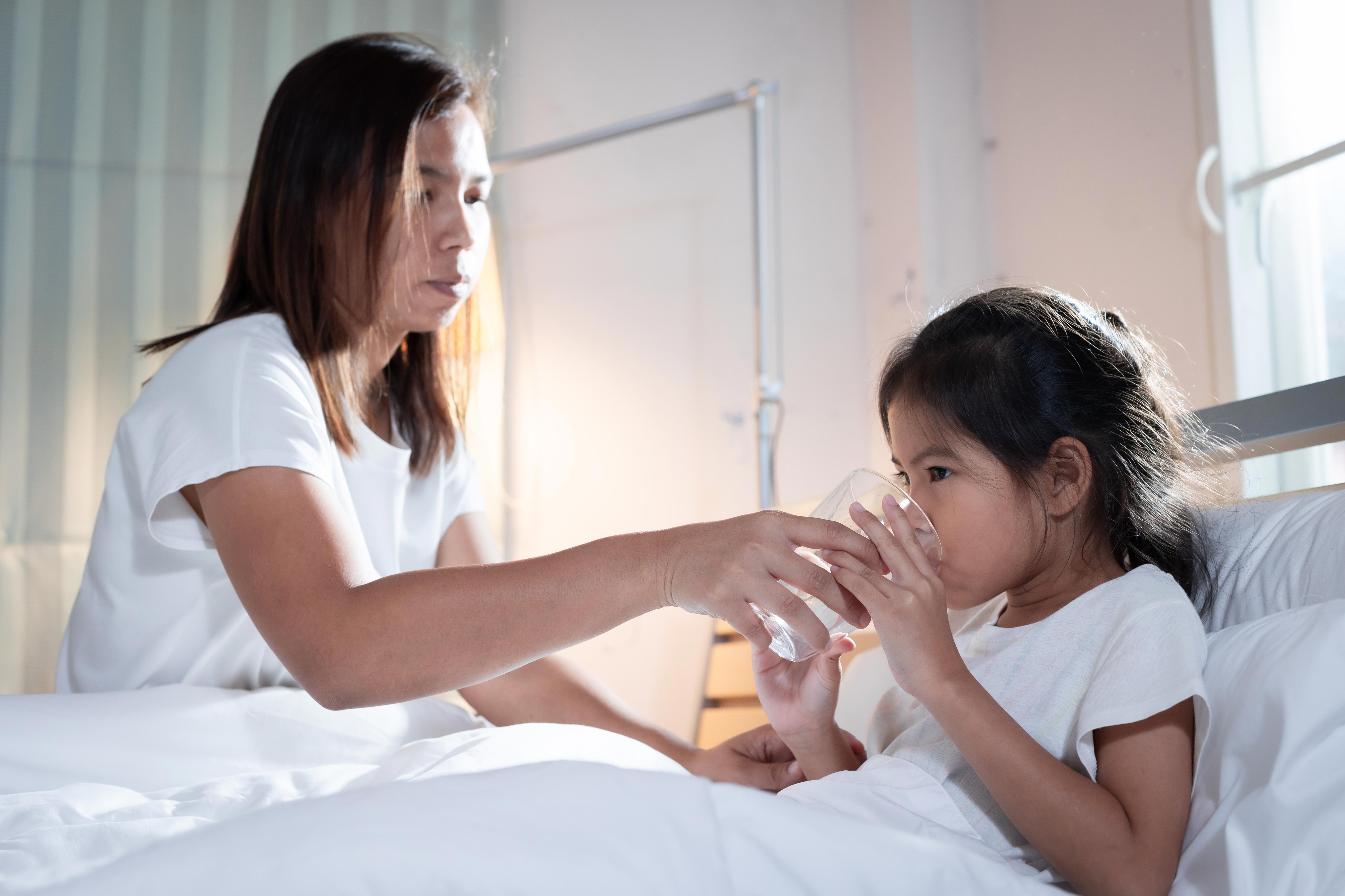 gadis kecil minum air